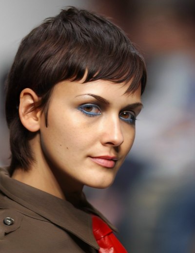 Short and gamine close-cropped hair for women