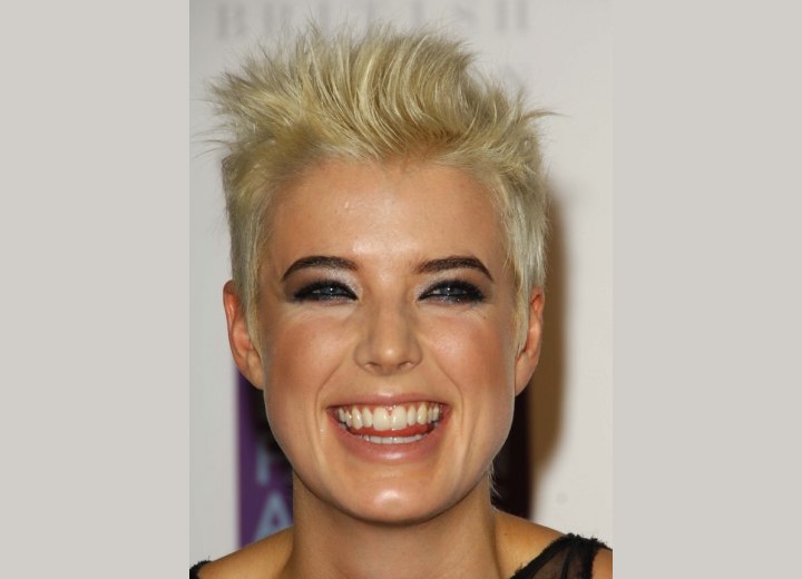 the easy to care hairstyle of Agyness Deyn