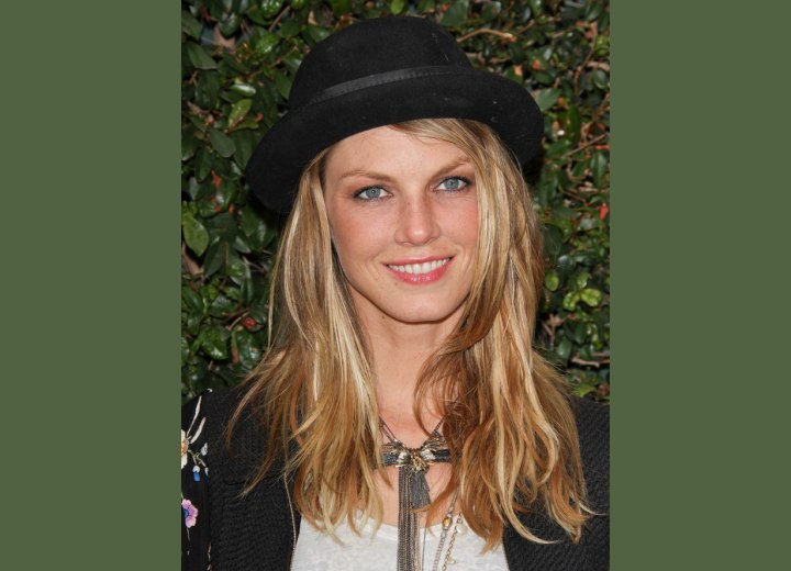 Angela Lindvall wearing a bowler derby hat
