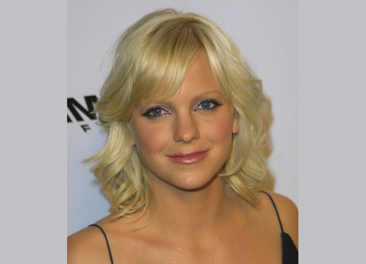 Anna Faris with hair that tips her shoulders