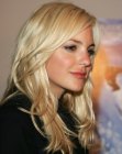 Anna Faris sporting satiny blonde hair with curled ends