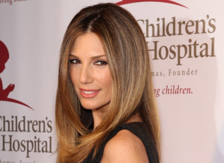 Daisy Fuentes - Long hairstyle divided in the middle