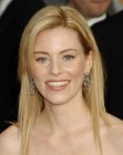Elizabeth Banks wearing her layered hair long and with slithered ends
