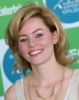 Elizabeth Banks with her hair cut into a medium length style with ends that flip up