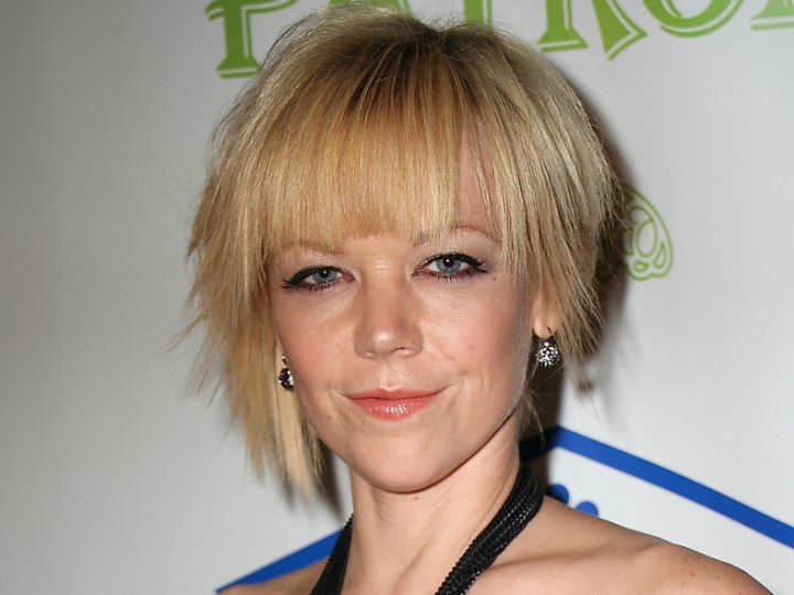 Emily Bergl - Short hairstyle with thin edges created with a razor