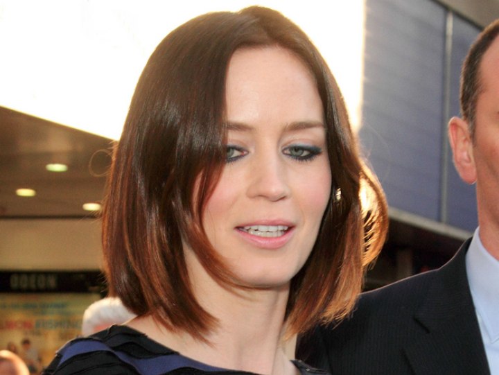 Bob hairstyle that curves towards the face - Emily Blunt