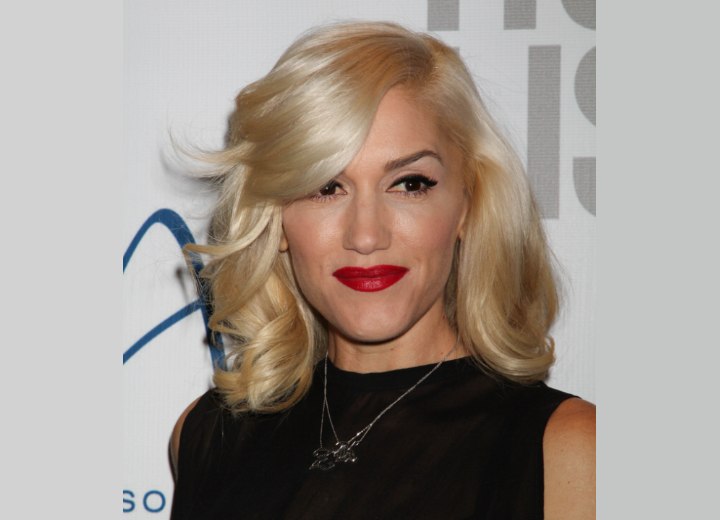 Gwen Stefani - Long hairstyle with a dip over one eye