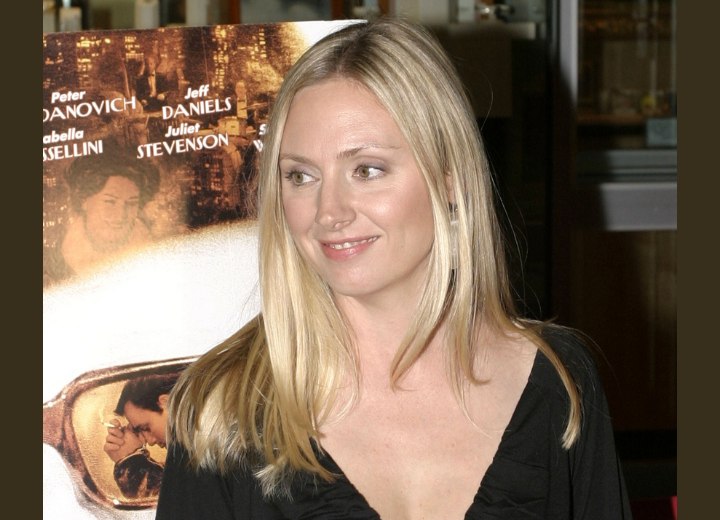 Hope Davis with long and straight hair
