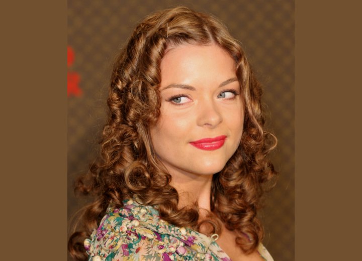 Jaime King with curls for a Shirley Temple look
