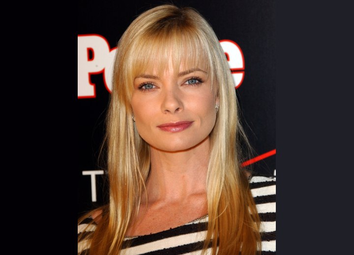 Jaime Pressly's hair color with darker slices