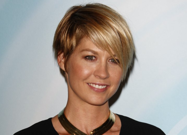 Jenna Elfman wearing professional short hair