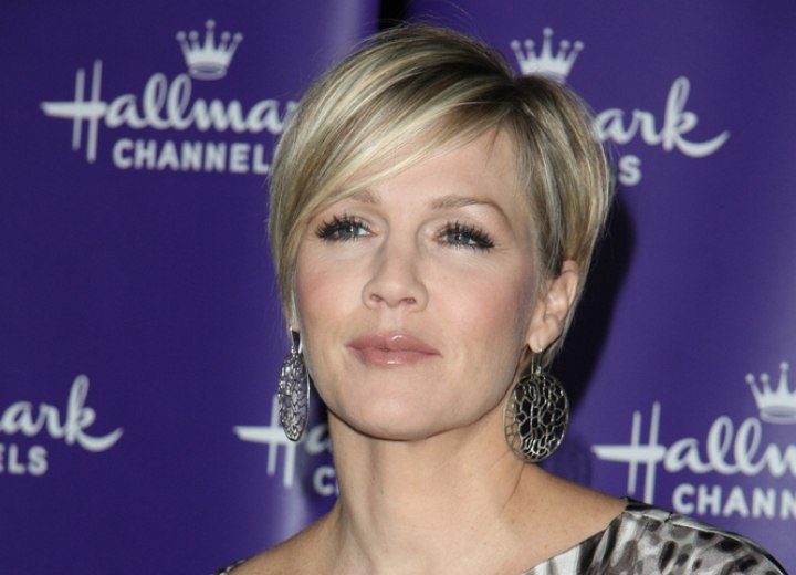 Jennie Garth's short hair look