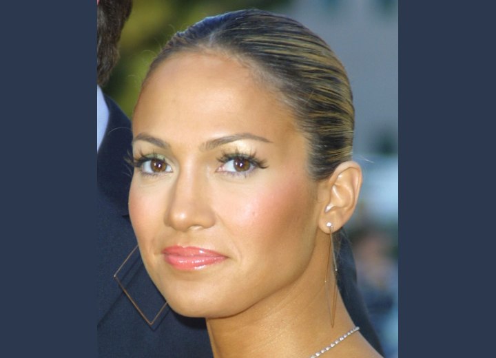 Jennifer Lopez with a Carmen look up-style