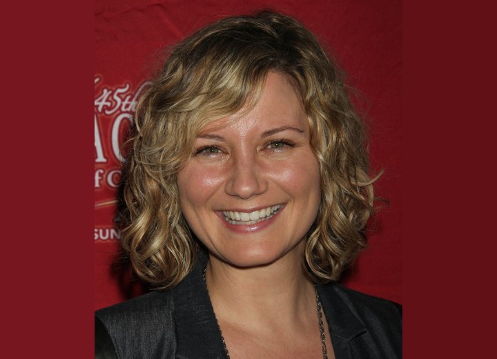 Jennifer Nettles with curly hair that covers her neckline
