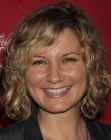 Jennifer Nettles wearing curly hair with layers that covers her neckline