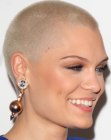 Jessie J wit her head shaved almost bald