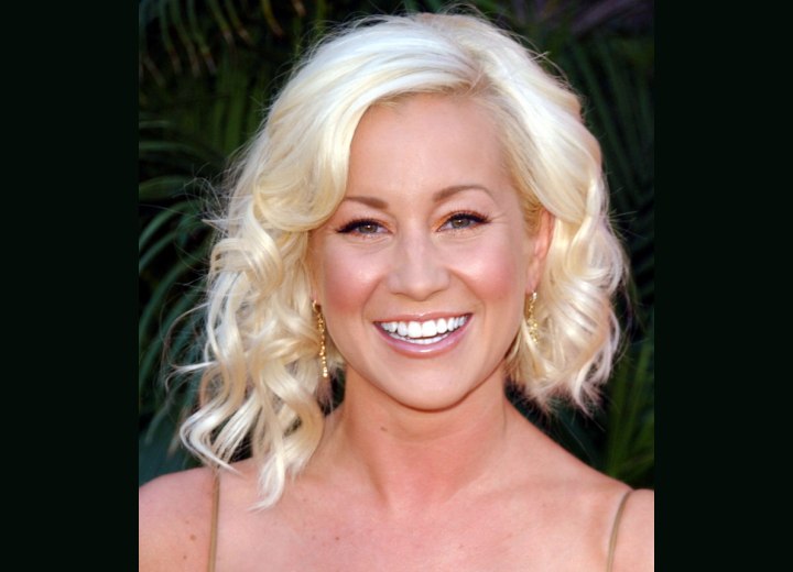 Kellie Pickler's hairstyle with asymmetry