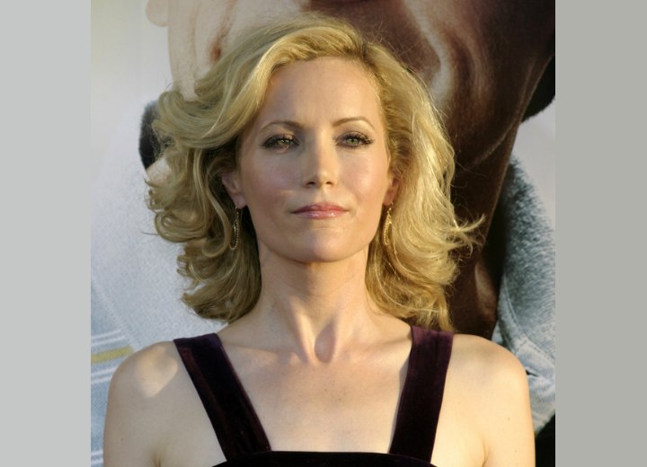 Leslie Mann wearing her hair with large opulent curls