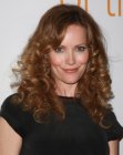 Leslie Mann's long hairstyle with flattering spiral curls