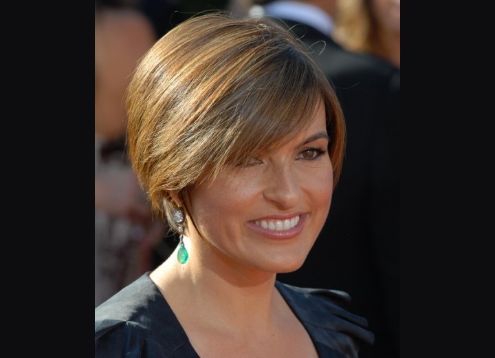 How to cut and style Mariska Hargitay's short head hugging hairstyle for a 