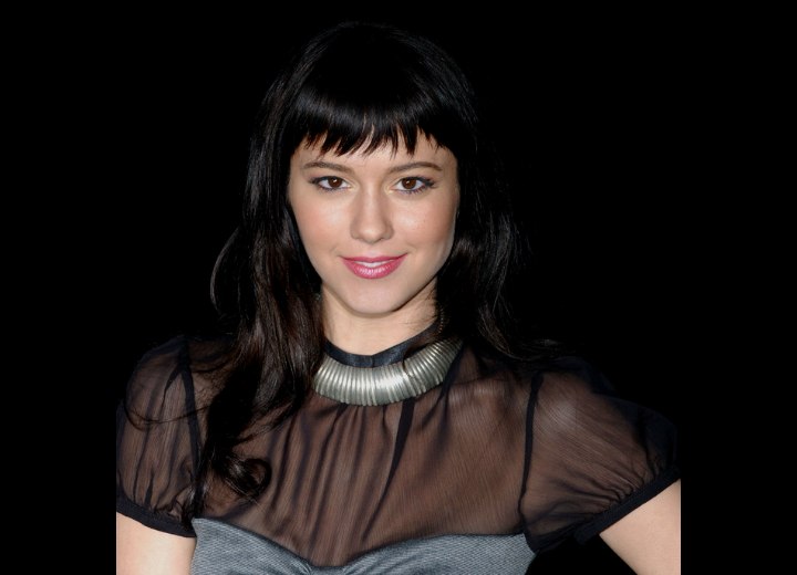 Elizabeth Winstead's neo-retro look for long hair with Bettie Page bangs