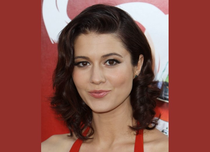 1950s hairstyle with waves and curls - Mary Elizabeth Winstead