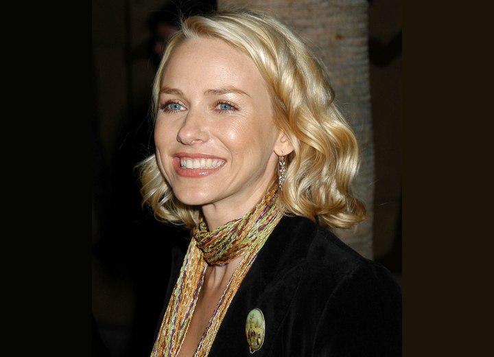 Naomi Watts - Shoulder length hair with curls