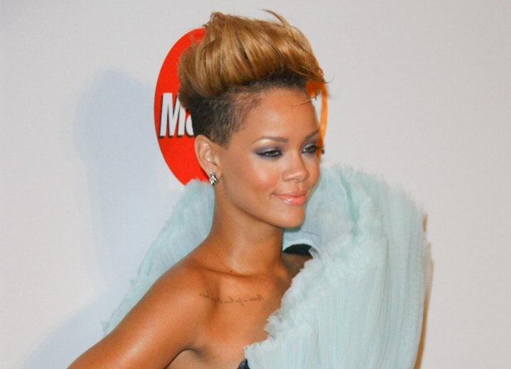 Dress and short hairstyle for a Rihanna look