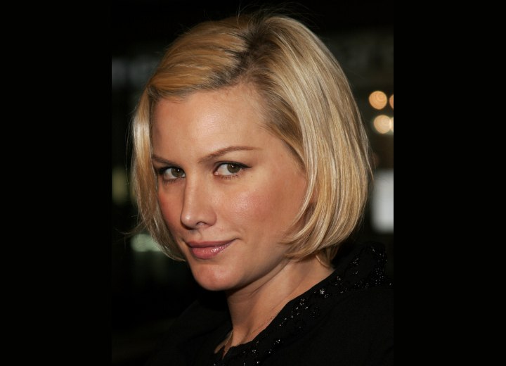 short straight hairstyle. Actress and celebrity Alice Evans has fashion short, straight hair 