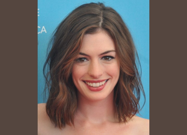 Anne Hathaway Hairstyle on Anne Hathaway   Medium Long Hair Styled For A Just Out Of Bed Look