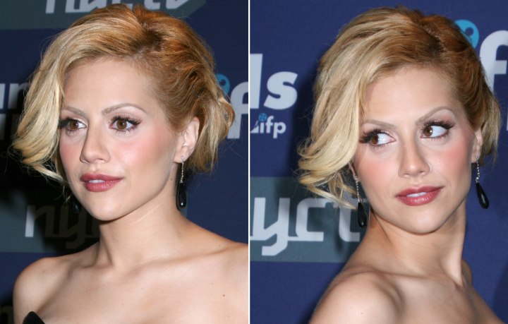 Brittany Murphy sportig a short hairstyle