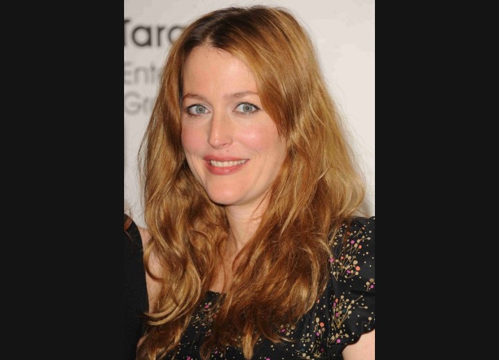 Gillian Anderson - Messy long hairstyle with layers