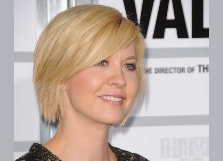 Jenna Elfman with smooth and straight short hair