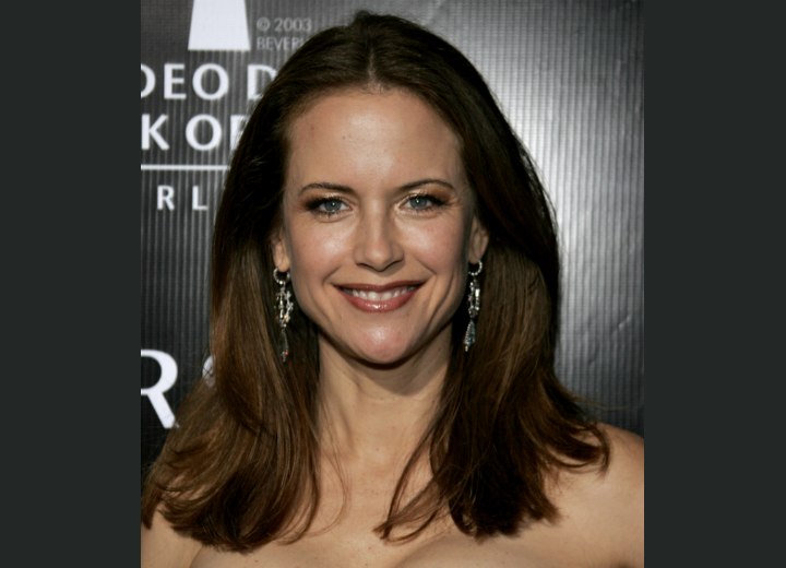 Kelly Preston with her hair long and parted in the middle