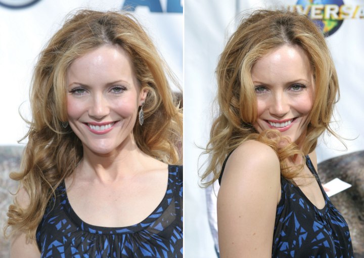 Leslie Mann wearing her hair long with layers and curls