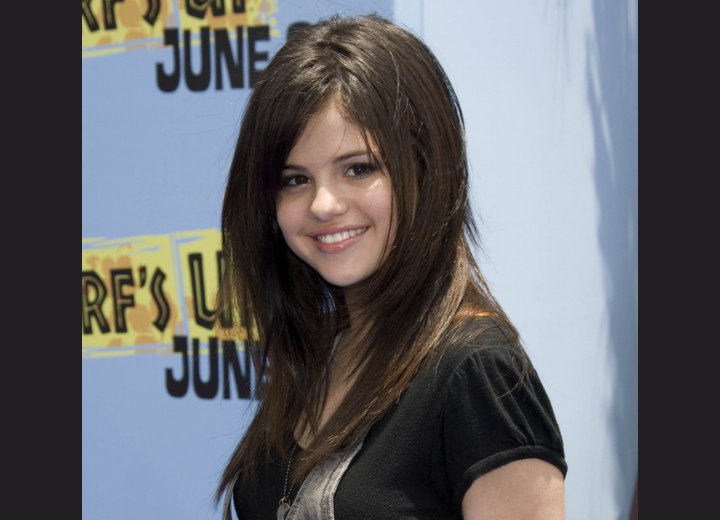 Selena Gomez - Straight long hairstyle with angles on the sides
