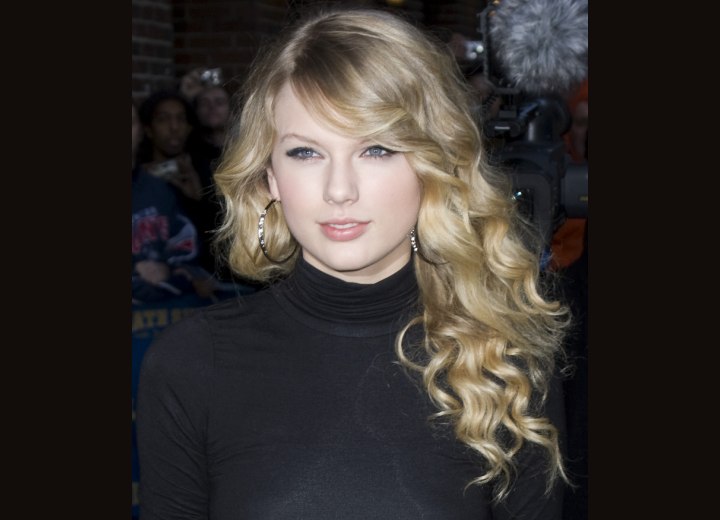 Taylor Swift - Long hairstyle with windblown curls