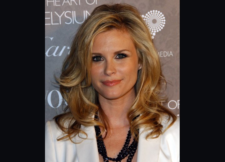 Bonnie Somerville - Hairstyle with a large swooping wave