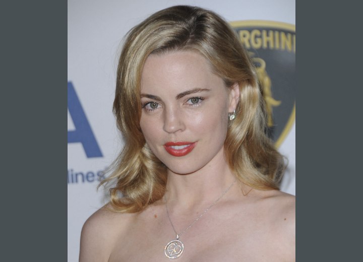 Melissa George - Classic long hairstyle with a side part