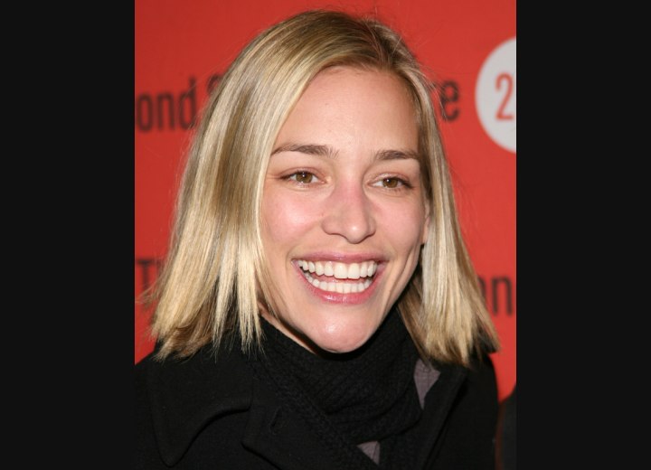 Piper Perabo with choppy shoulder touching hair