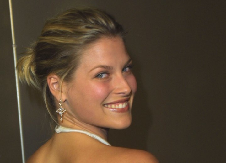 Ali Larter - Easy upstyle with a bun