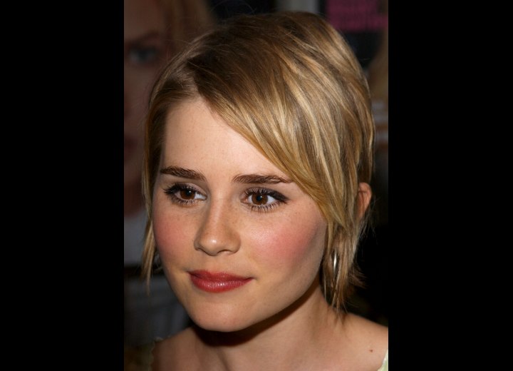Alison Lohman - Short hairstyle with an angled fringe