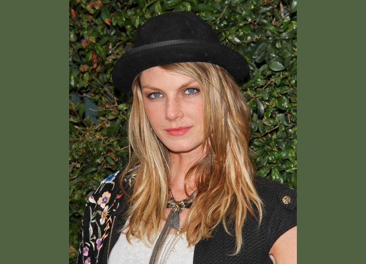 Angela Lindvall's hair with multiple shades of blonde