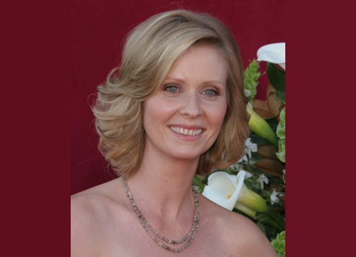 Cynthia Nixon - Medium long ash blonde hair