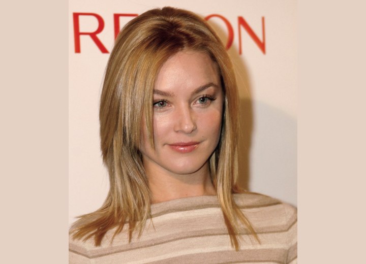 Elisabeth Rohm - Long razor-cut hairstyl