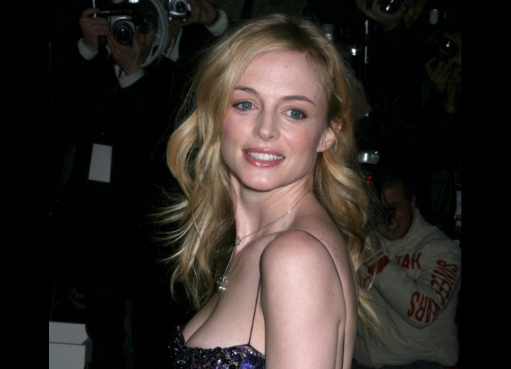 Heather Graham wearing her long hair with shag type layers