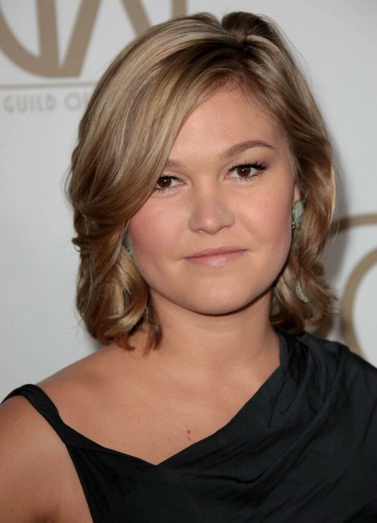 Julia Stiles | Neck length hairstyle with a long fringe, waves and a