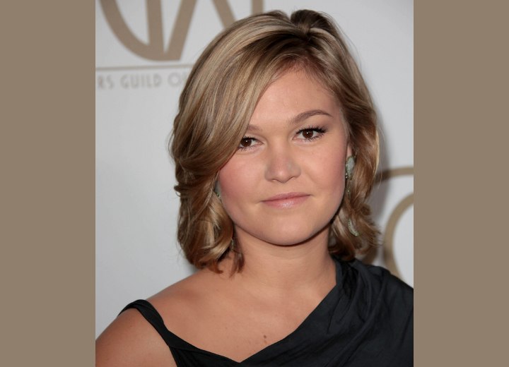 Julia Stiles - Neck length hairstyle with a side fringe