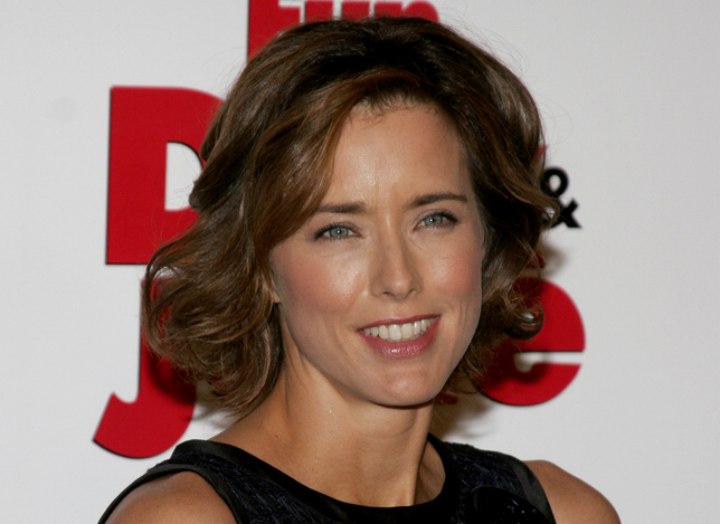 Tea Leoni with chin length hair