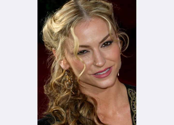 Long center parted hairstyle with curls - Drea DeMatteo